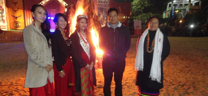 December 10, 2015 nü Kisama nung Hornbill Festival tembangba temaitsü Parliamentary Secretary for Tourism, C Apok Jamir den Miss Nagaland 2015, Nenghoilhing Hangsing aser tangartemi mi tulu apua aliba noksa nung angur. (Kohima, December 10, 2015).