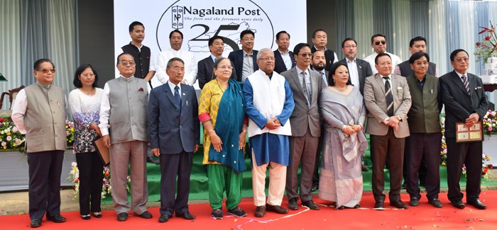 Brehostibar nü Nagaland Post küm 25 ajungba Silver Jubileee mung sentong nung Nagaland Post yimozülur Wb. Geoffery Yaden, pa kinüngtsü, Nagaland Chief Minister T.R Zeliang, state Angh, PB Acharya, Minister tem aser tongtibang ketdangsertem külemi tangokba noksa ka angur. (DIPR)