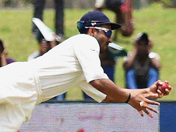 Sri Lanka kübok Galle nung tasayadak Test asaya anogo 3 buba nung India batsman, Ajinkya Rahane-i Sri Lanka batsman, Rangana Herath-i slip tsütsülen zükdokba ball apuba noksa nung angur. (Galle, August 14)