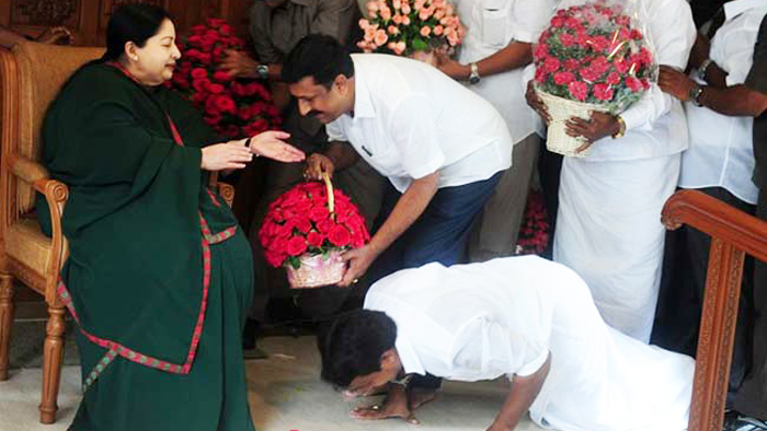 Ni Tamil Nadu nüburtem den teloktep yanglu:  J Jayalalithaa